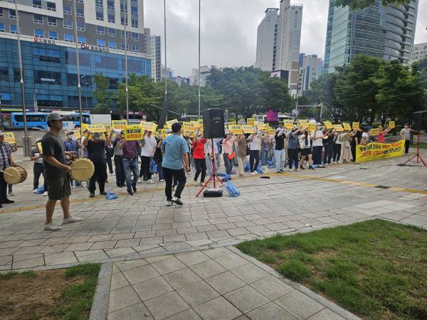부산 해운대구 중동 아파트 주민으로 구성된 해운대비치연합회가 17일 부산시청 앞에서 아파트 인근 초고층 건설사업에 반발하는 집회를 열고 있다. 김민정 기자