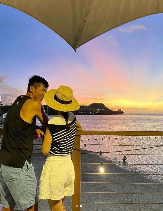 사진=왼쪽부터 가수 션, 배우 정혜영/션 소셜미디어 캡처