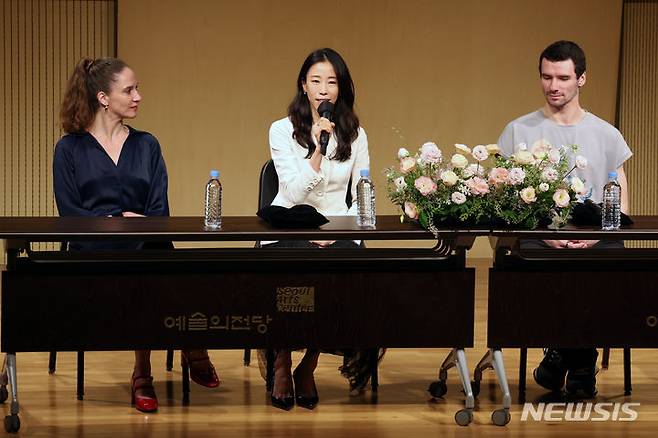 [서울=뉴시스] 박진희 기자 = 파리 오페라 발레단 최고무용수 에투알로 활동하고 있는 발레리나 박세은(가운데)과 발랑틴 콜라상트(Valentine Colasante, 왼쪽), 발레리노 폴 마르코(Paul Marque)가 17일 서울 서초구 예술의전당에서 '파리 오페라 발레 에투알 갈라' 기자간담회를 하고 있다. 예술의전당가 (주)에투알 클래식이 공동주최하고 선보이는 '파리 오페라 발레 에투알 갈라 2024'는 오는 20일~24일까지 예술의전당 오페라극장 무대에서 공연 예정이다. 2024.07.17. pak7130@newsis.com