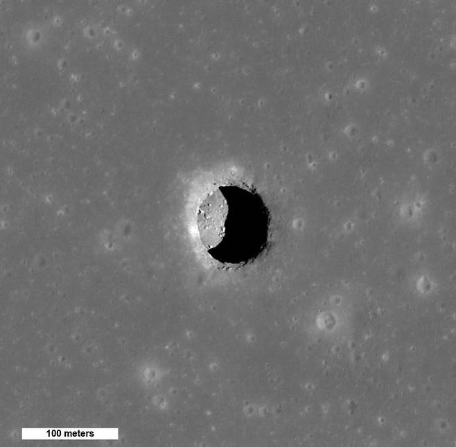 [서울=뉴시스] NASA의 달 정찰 궤도선(LRO)이 촬영한 달 지하 동굴과 연결돼있을 것으로 추정되는 구덩이(Mare Tranquillitatis)의 모습. (사진=NASA) *재판매 및 DB 금지