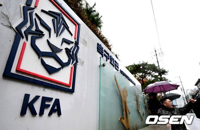 [OSEN=최규한 기자] 아시안컵 4강 탈락으로 몸살을 앓고 있는 대한축구협회(KFA)가 15일 오전 서울 종로구 축구회관에서 2024년도 제1차 국가대표전력강화위원회를 개최했다.이날 전력강화위원회에 이어 클린스만 감독 거취에 관한 결론이 나올 수 있을지 주목된다. 2024.02.15 / dreamer@osen.co.kr