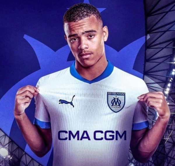 [사진] 마르세유가 시장의 반대에도 불구하고 메이슨 그린우드를 영입하기 직전이다. 개인 합의까지 마무리하면서&nbsp;메디컬 테스트와 최종 서명만 남겨뒀다. 앞서&nbsp;브누아 파얀 시장은 그린우드 영입은&nbsp;'클럽의 수치'라며 분노했지만, 소용없었다. 마르세유와 개인 합의를 맺은 황희찬의 미래에도 영향을 끼칠 수 있는 이적이다.