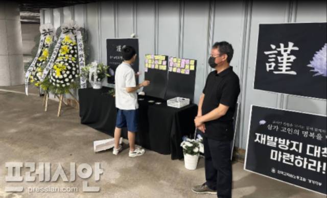 ▲지난해 경기전교조가 경기도교육청 남부청사 지하 1층 출입구 앞에 임시 분향소를 설치했던 모습. ⓒ경기전교조