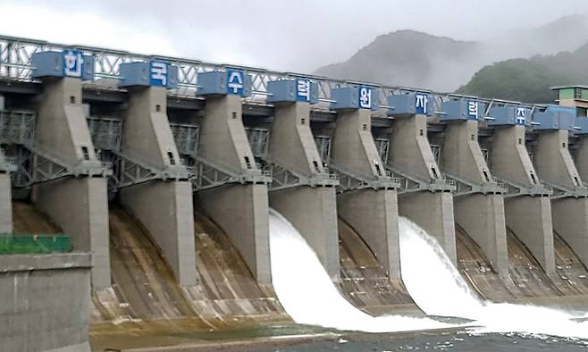 강원 중북부 내륙을 중심으로 많은 비가 내린 17일 강원 춘천댐이 수문을 개방하고 하류로 물을 흘려보내고 있다. 뉴스1