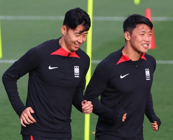 한국 남자축구 국가대표 손흥민과 황희찬이 지난 5일 카타르 도하 알에글라 훈련센터에서 2023 아시아축구연맹(AFC) 아시안컵 4강전 요르단과의 경기를 하루 앞두고 훈련하고 있다. 도하 연합뉴스