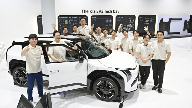 기아의 첫 전기 콤팩트 스포츠유틸리티차량(SUV)인 EV3의 기술 개발을 담당한 연구원들이 16일 서울 광진구 파이팩토리에서 열린 ‘더 기아 EV3 테크 데이’에서 기념 촬영을 하고 있다. 사진 제공=기아