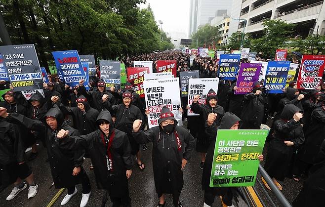 지난 8일 오전 경기 화성시 삼성전자 화성사업장 앞에서 열린 전국삼성전자노동조합 파업 결의대회에서 조합원들이 구호를 외치고 있다. &copy;연합뉴스