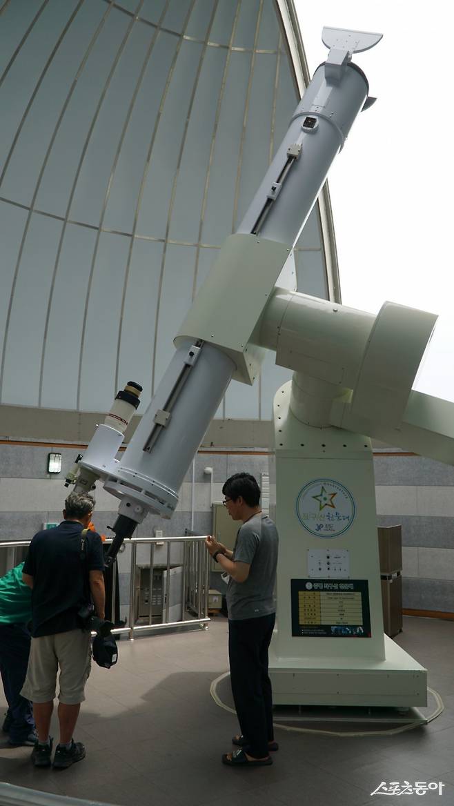 좌구산 천문대에 있는 356mm 굴절천체망원경.&nbsp;굴절천체망원경으로는 국내서 가장 크다. 빛공해가 없는 지리적 장점을 살려 다른 망원경으로 볼 수 없는 천체들의 모습을 생생하게 볼 수 있다                                             증평·진천｜김재범 기자 oldfield@donga.com