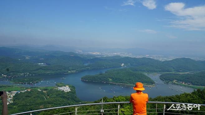 진천 두타산 삼형제봉 한반도지형전망공원에서 내려다 본 초평호. 오밀조밀 들어간 땅의 모양이 한반도를 닮았다   증평·진천｜김재범 기자 oldfield@donga.com