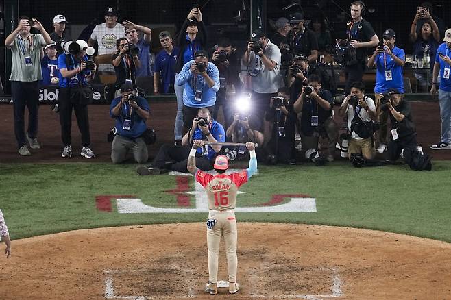 17일(한국시간) 글로브라이프필드에서 열린 MLB 올스타전에서 MVP에 오른 재런 두란이 기념 촬영을 하고 있다. 두란의 결승 2점 홈런으로 AL은 NL을 5-3으로 꺾었다. 알링턴(미 텍사스주)｜AP뉴시스