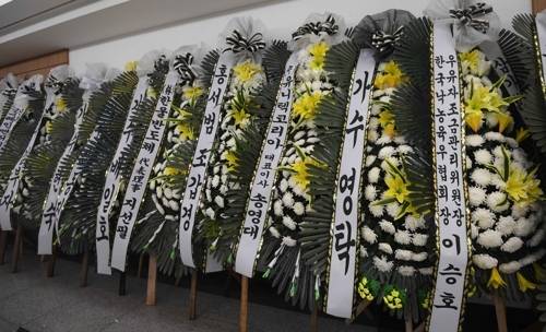 16일 서울시 송파구 서울아산병원 장례식장 1호실에 마련된 가수 고 현철(본명 강상수) 빈소 앞에 근조 화환들이 놓여있다. 사진공동취재단