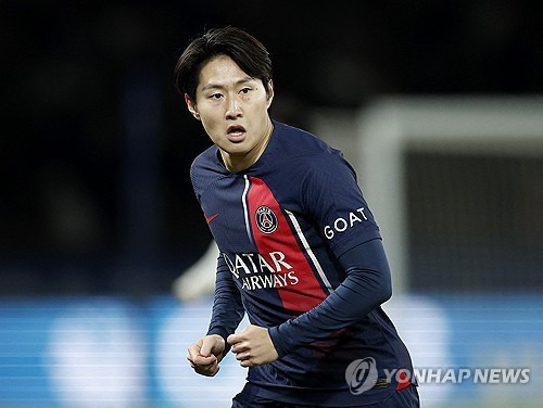 PSG(파리 생제르맹)는 이강인을 매각할 생각이 없다. 최근 이강인의 나폴리와 뉴캐슬 유나이티드 이적설이 제기된 가운데 루이스 엔리케 감독이 이강인을 팀의 핵심 자원으로 평가하고 있으며, PSG의 목표는 젊은 선수들로 팀을 구성하는 것이기 때문에 이강인을 내보낼 이유가 전혀 없다는 주장이 등장했다. 사진 연합뉴스