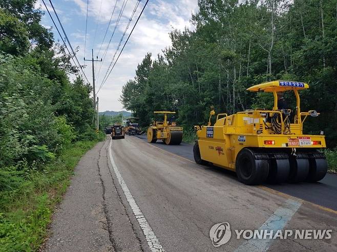 도로 포장 공사 [연합뉴스 자료사진]