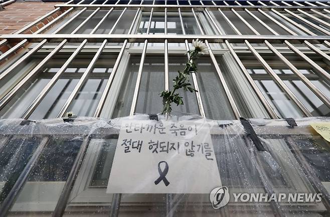 비가 와도 이어지는 추모 지난해 7월 23일 서울 서초구 서이초등학교에서 담임교사 A씨를 추모하는 국화가 창문 틈에 꽂혀있다. [연합뉴스 자료사진. 재판매 및 DB 금지]