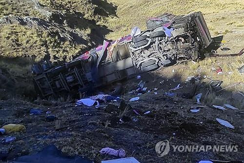 페루 버스 추락사고 현장 (아야쿠초<페루> AFP=연합뉴스) 16일 페루 아야쿠초 인근 산악도로에서 발생한 버스 추락사고 현장 모습.