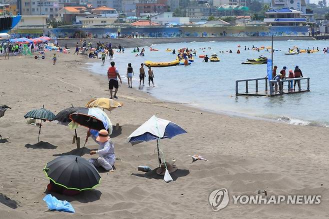 삼양해수욕장 검은 모래찜질 [연합뉴스 자료사진]