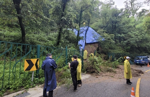 토사 유출로 무너진 북악산로 펜스  [독자 제공. 재판매 및 DB 금지]