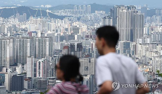 7개월 만에 전국 집값 상승 전환 (서울=연합뉴스) 류영석 기자 = 서울과 수도권 집값 상승 폭이 커지면서 작년 12월 이후 하락세를 이어온 전국 집값이 7개월 만에 상승 전환한 가운데 15일 오후 서울 남산에서 바라본 서울 아파트의 모습.2024.7.15 ondol@yna.co.kr