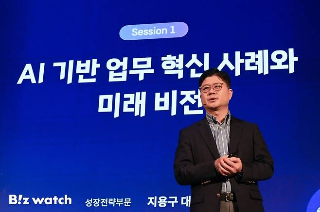 지용구 더존비즈온 성장전략부문 대표가 18일 서울 강남구 그랜드인터컨티넨탈 파르나스 호텔에서 열린 더존비즈온 차세대 플랫폼 '옴니이솔' 신제품 발표회에서 &nbsp;'AI 기반 업무 혁신 사례와 미래 비전'을 주제로 발표하고 있다./사진=이명근 기자 qwe123@