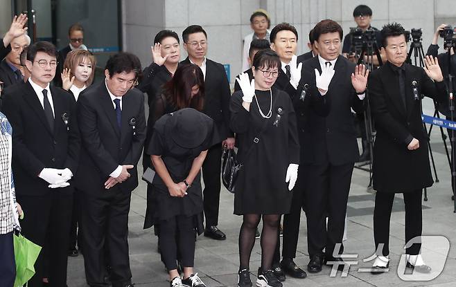 가수 고(故) 현철(본명 강상수)의 발인식이 18일 서울 송파구 서울아산병원 장례식장에서 엄수되고있다. 후배 가수들이 고인과 마지막 인사를 나누고 있다. 고인은 지난 15일 밤 오랜 투병 생활 끝에 별세했다. 향년 82세. 고인은 경추 디스크 수술 이후 요양을 이어오다, 결국 안타까운 사망 소식을 전했다. 한편 지난 1942년 태어난 고 현철은 동아대학교 경영학과에 진학했으나 자퇴 후 지난 1969년에 곡 '무정한 그대'로 데뷔했다. 이후 1970년대 부산에서 '현철과 벌떼들'을 결성해 활동하다 1980년대 해체하고 솔로로 전향했다. 고인은 1980년대 곡 '앉으나 서나 당신 생각'으로 대중적으로 큰 인기를 끌었으며 '사랑은 나비인가봐'를 시작으로 '앉으나 서나 당신 생각' '봉선화 연정' 등으로 송대관, 태진아, 설운도와 함께 트로트 4대 천왕으로 불리기도 했다. 2024.7.18/뉴스1 ⓒ News1 권현진 기자