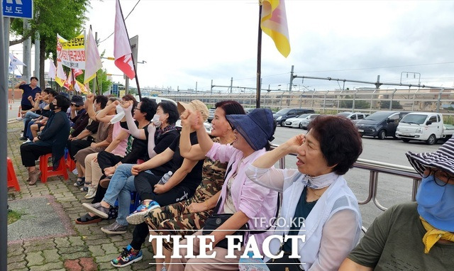 이날 집회에 참여한 이들은 '칠곡군청은 채석단지 확장과 연장을 불허하라'는 구호를 외치며 목소리를 높였다. 또 '김재욱 칠곡 군수님, 주민 좀 살려주이소', '35년간 참고 살았다. 이제 그만해라'는 플래카드를 내거는 등 거센 반발을 이어갔다./칠곡=김민규 기자