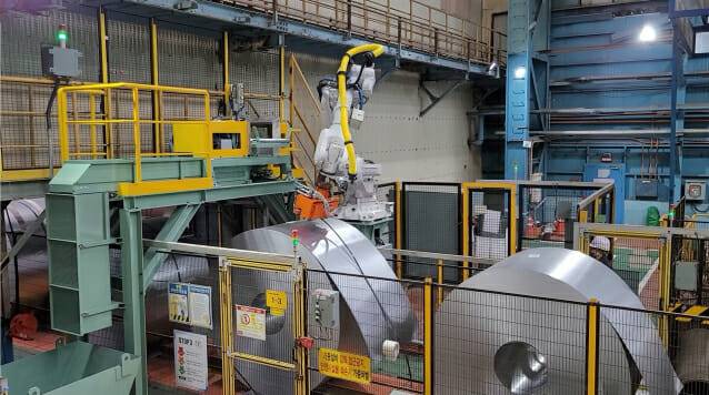 포스코DX가 고위험·고강도 현장에 산업용 로봇 적용을 확장해 '인텔리전트 팩토리' 구현을 본격화한다. (사진=포스코DX)