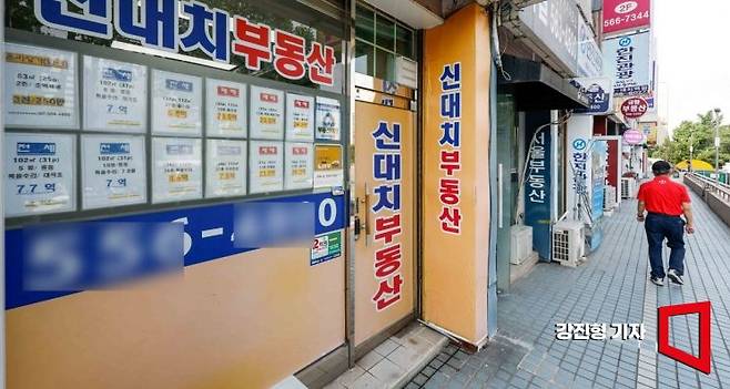 올해 서울 '국민평형' 아파트 전세계약 중 절반 이상 전세가가 6억을 넘어선 5일 서울 한 부동산에 전세 와 매매 시세표가 붙어 있다. 사진=강진형 기자aymsdream@