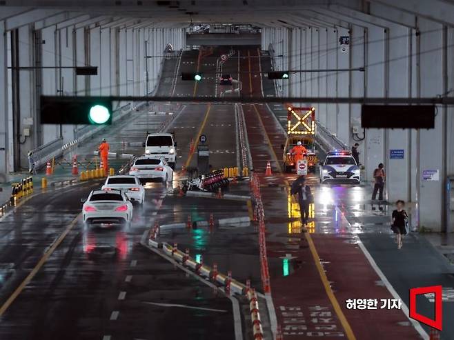 수도권 지역 호우로 한강 수위가 높아져 감에 따라 18일 오전 잠수교 도보 통행이 금지되었다. 한강을 걸어 건너던 시민들이 발길을 돌리고 있다. 사진=허영한 기자 younghan@