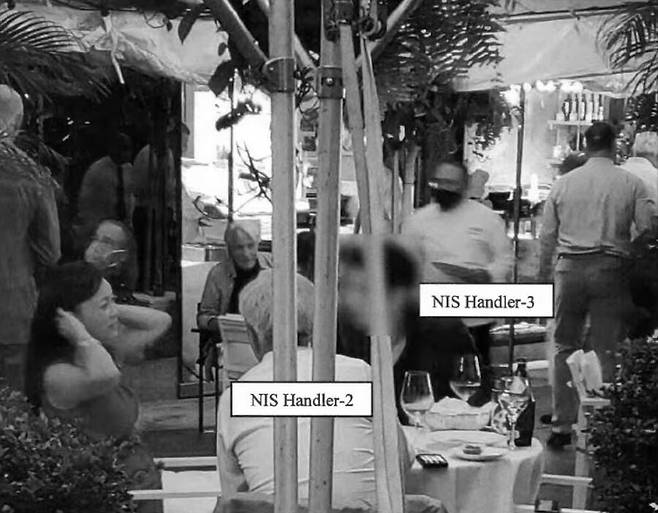 지난 2020년 8월 수미 테리(왼쪽) 연구원이 뉴욕 맨해튼의 고급 식당에서 한국 국가정보원 고위 간부 두 명과 식사하고 있는 모습. NIS는 '국정원' 'Handler(핸들러)'는 '담당자'라는 뜻이다. /미 연방검찰 공소장