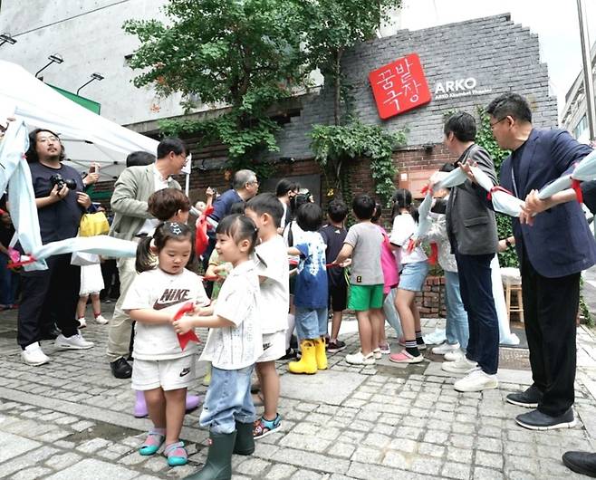 17일 오후 서울 종로구 아르코꿈밭극장에서 열린 개관식에서 참석자들이 현판 제막을 하고 있다. /한국문화예술위원회