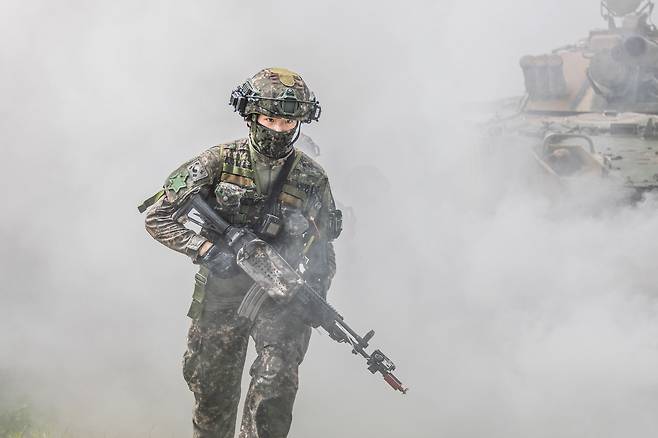 육군 제6보병사단 초산여단이 지난 9일부터 오는 19일까지 강원 인제군 육군과학화전투훈련단에서 '한·미·UAE' 연합 KCTC 훈련을 실시했다고 18일 밝혔다. 사진은 여단 연합전투단 장병들이 도시지역 내 주요 거점을 확보하는 모습. /육군
