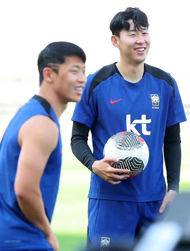 대한민국 축구대표팀 손흥민(오른쪽)이 지난달 9일 오후 경기 고양시 고양종합운동장에서 2026 국제축구연맹(FIFA) 북중미 월드컵 아시아 지역 2차 예선 중국전을 앞두고 황희찬과 훈련을 하고 있다. / 뉴스1