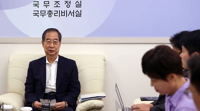 한덕수 국무총리가 18일 오후 세종시 정부세종청사에서 출입기자단과의 간담회에서 현안관련 질문에 답하고 있다. /뉴스1