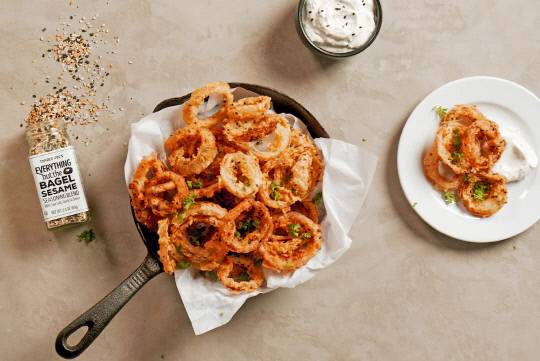 트레이더 조에서 판매 중인 '에브리띵 벗 더 베이글 세서미', 트레이더 조 홈페이지.