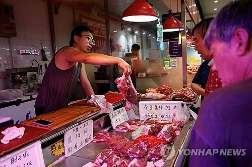 중국 베이징의 정육점. [로이터=연합뉴스]