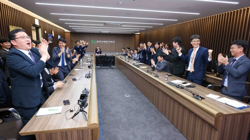 한수원 황주호 사장 등 직원들 체코 원전 수주 낭보에 환호하고 있다. [산업통상자원부 제공]