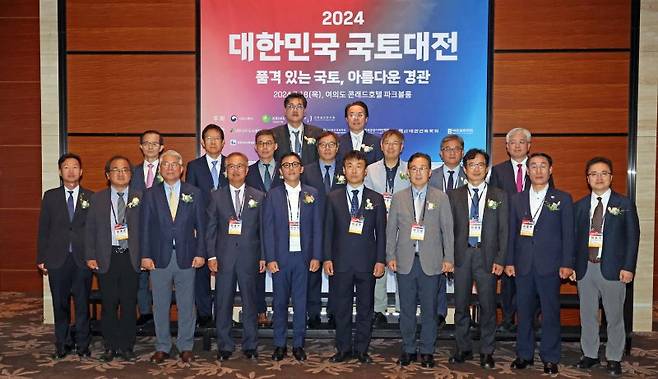 18일 서울 여의도 콘래드호텔에서 열린 '2024 대한민국 국토대전'에 참석한 이병훈 주택건설협회 부회장, 최봉문 대한국토·도시계획학회장, 김홍배 국토대전 심사위원장, 정충기 대한토목학회 회장, 전선익 파이낸셜뉴스 부회장, 이상주 국토교통부 국토도시실장, 박진철 대한건축학회장, 이영범 건축공간연구원장, 이용록 충남 홍성군 군수, 이수기 한국도시설계학회 부회장(첫째줄 왼쪽부터), 손태락 한국부동산원 원장, 안시권 대한건설협회 부회장, 정영균 희림 종합건축사사무소 대표, 변동식 파이낸셜뉴스 사장, 배웅규 한국경관학회장, 김용민 파이낸셜뉴스 이사, 심교언 국토연구원장(둘째줄 왼쪽부터), 이범현 국토대전 운영위원장, 김재식 한국주택협회 부회장(셋째줄 왼쪽부터) 등이 기념촬영을 하고 있다. 특별취재팀