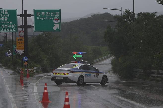 18일 오전 경기도 의정부시 동부간선도로 진입로가 통제되어 있다. 연합뉴스