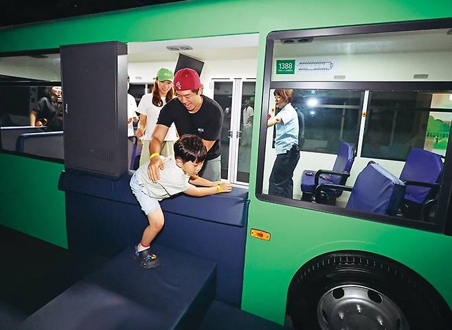 유조차와 충돌해 버스에 갖힌 승객들이 망치로 창문을 깨고 탈출하고 있다.