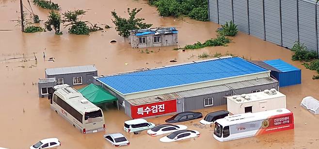 18일 오전 수도권 지역에 내린 폭우로 경기도 평택시 송탄로 한 부지에 주차된 차량이 물에 잠겨 있다. 연합뉴스