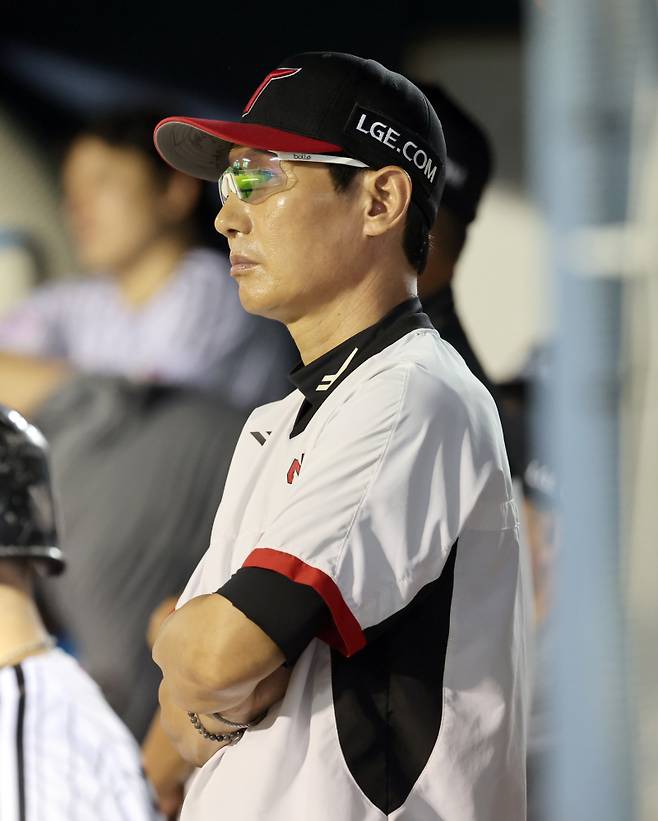 9일 오후 서울 잠실야구장에서 열린 프로야구 KIA와 LG 경기. LG 염경엽 감독이 더그아웃에서 경기를 지켜보고있다. 잠실=정시종 기자 capa@edaily.co.kr /2024.07.09.