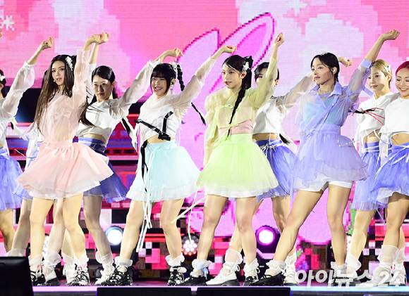 그룹 뉴진스가 21일 오후 서울 종로구 경복궁 흥례문 광장에서 열린 '2024 코리아 온 스테이지-뉴 제너레이션'에서 멋진 무대를 선보이고 있다. [사진=정소희 기자]