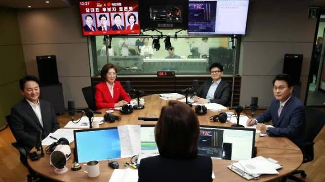 From left, candidates for the People\'s Power Party leader election Won Hee-ryong, Na Kyung-won, Han Dong-hoon and Yoon Sang-hyun talk at a debate held at CBS headquarters in Yangcheon-gu, Seoul, on July 17. Provided by the National Assembly