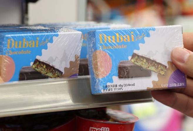 서울의 한 CU 편의점에 ‘두바이 스타일 초콜릿’이 진열돼 있다. 연합뉴스