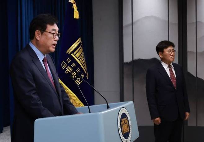 정진석 대통령 비서실장이 18일 오전 서울 용산 대통령실 청사에서 신임 과학기술정보통신부 장관에 유상임 서울대 재료공학부 교수(오른쪽) 등 정부 인사에 대해 발표하고 있다. 연합뉴스