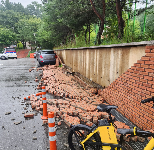 18일 오전 경기남부지역에 내린 집중호우로 안산시 단원구 선부동 1068-1번지 선부도서관 주차장 옹벽 마감재 일부가 무너져 내렸다. 안산시 제공