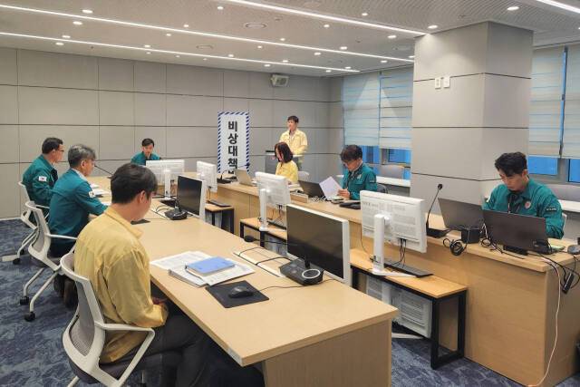 김진수 경기도교육청 제1부교육감이 18일 도교육청 남부청사에서 호우 관련 긴급 대책회의를 진행하고 있다. 경기도교육청 제공