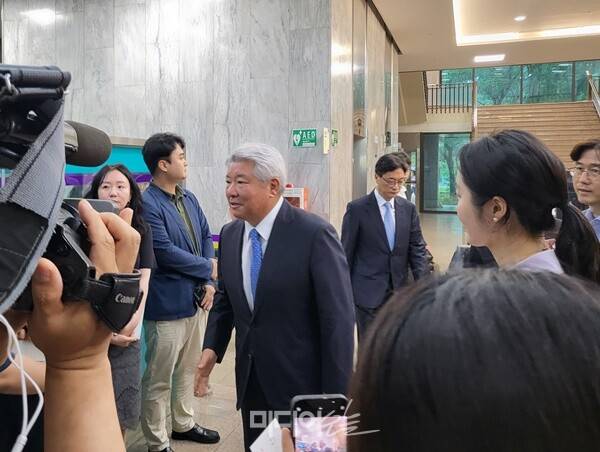 ▲김홍일 방송통신위원장이 지난 2일 자신에 대한 국회 탄핵소추안 처리를 앞두고 자진 사퇴한 뒤 기자들에게 인사하는 모습. ⓒ미디어오늘