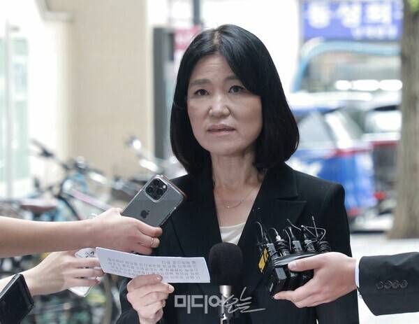 ▲지난 8일 이진숙 방통위원장 후보가 정부과천청사 인근에 마련된 청문준비사무실에 첫 출근하는 모습. ⓒ미디어오늘