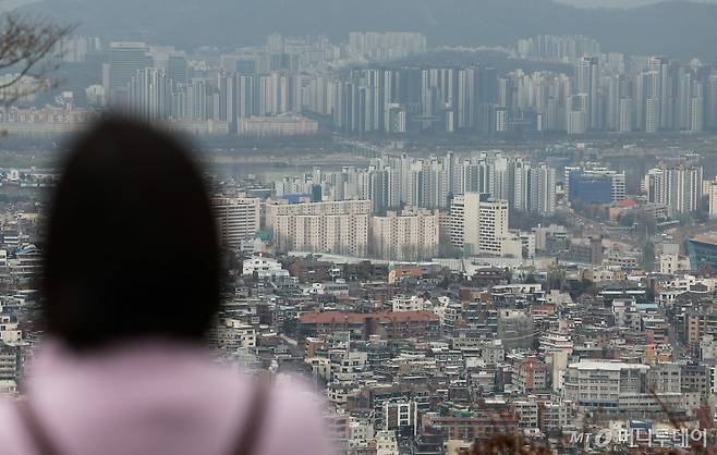 남산타워에서 본 아파트 단지 모습.  /사진=뉴스1